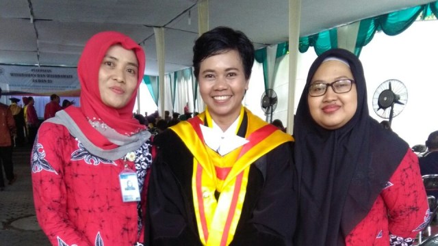 Tyas ditemani staf UGM. (Foto: Dok. Tyas)
