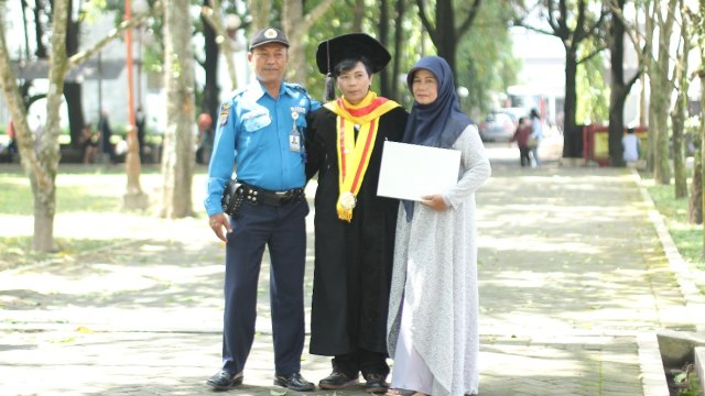 Tyas wisuda S3 ditemani orang tua. (Foto: Dok. Tyas)