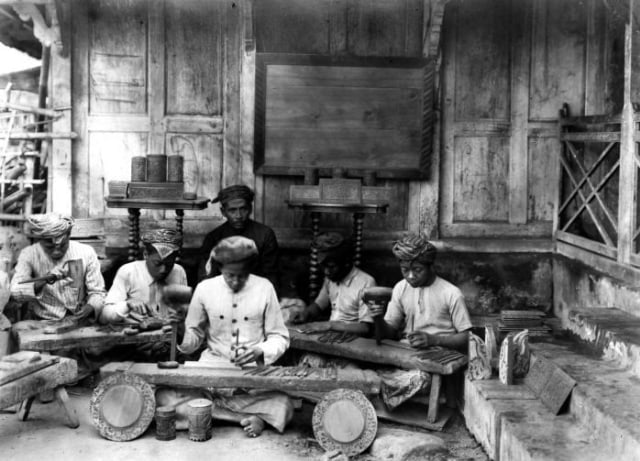 Pengrajin Kayu dari Jepara (Foto: Dok.Wikimedia Commons)