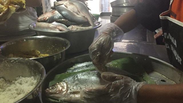 Proses pembuatan bandeng presto. (Foto: dok. Istimewa)