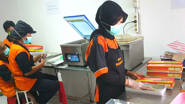 Proses pengemasan bandeng presto. (Foto: Kartika Pamujiningtyas/kumparan)