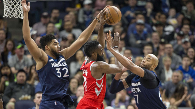 Harden diadang dua pemain Wolves. (Foto: Jesse Johnson-USA TODAY Sports via Reuters)