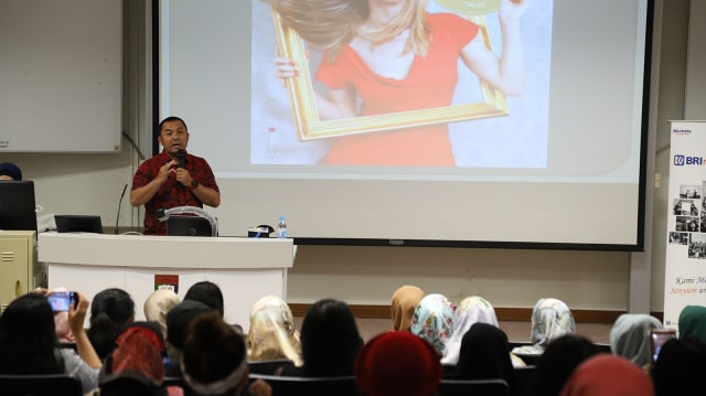 Misbachul. M di Workshop Penulisan dan Fotografi. (Foto: Prima Gerhard/kumparan)