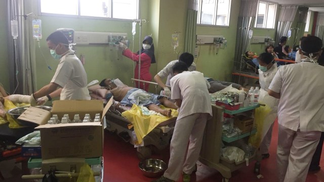 Penanganan korban kapal meledak di RSUD Koja. (Foto: Fachrul Irwinsyah/kumparan)