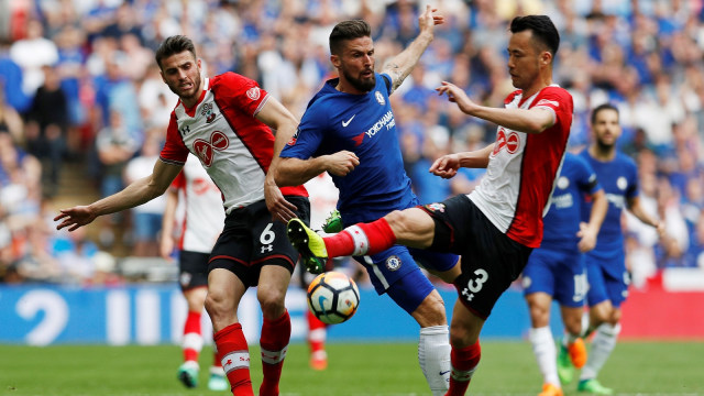 Pemain Chelsea dan Southampton berduel. (Foto: Reuters / Darren Staples)