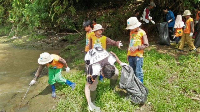 SDA Kampung Sawah Depok Sambut Hari Bumi Dengan Bersihkan Kali Ciliwung