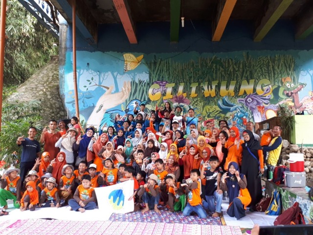 SDA Kampung Sawah Depok Sambut Hari Bumi Dengan Bersihkan Kali Ciliwung (1)