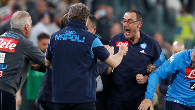 Maurizio Sarri berbahagia. (Foto: Reuters / Stefano Rellandini)