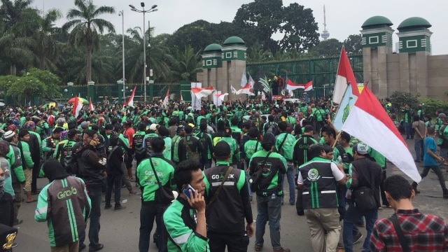 Massa ojek online di depan Gedung DPR RI. (Foto: Mirsan Simamora/kumparan)