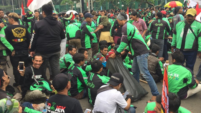 Driver ojek online memunguti sampah. (Foto: Rafyq Alkandy Ahmad Panjaitan/kumparan)