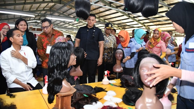 Jokowi kunjungi pabrik rambut palsu di Purbalingga (Foto: Laily Rachev - Biro Pers Setpres)