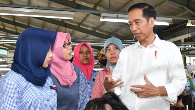 Jokowi kunjungi pabrik rambut palsu di Purbalingga (Foto: Laily Rachev - Biro Pers Setpres)
