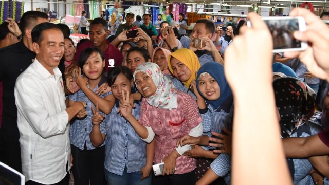 Jokowi kunjungi pabrik rambut palsu di Purbalingga (Foto: Laily Rachev - Biro Pers Setpres)