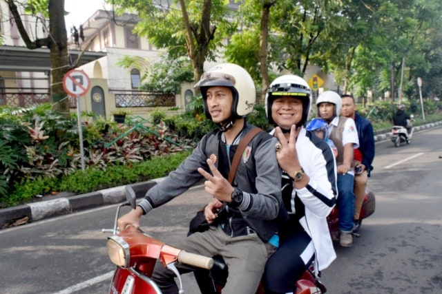 Keliling Cimahi, Kang Hasan Dibonceng Club Motor Vespa