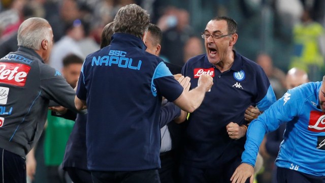 Selebrasi Sarri bersama stafnya. (Foto: Reuters/Stefano Rellandini)
