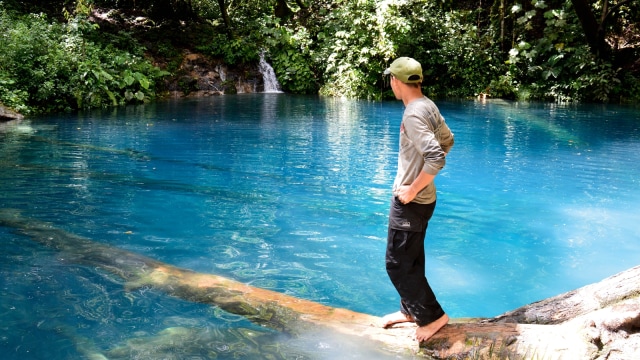 Wisatawan di Danau Kaco. (Foto: Flickr/Rudi Hartono)