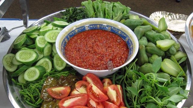 Ilustrasi lalapan. (Foto: Gunawan Kartapranata via Wikimedia Commons)