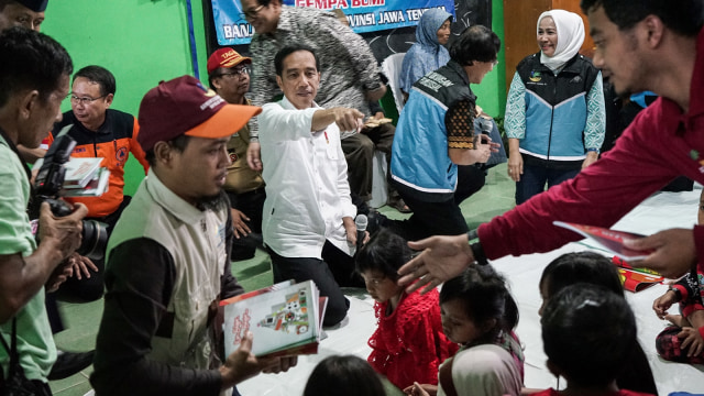 Jokowi kunjungan di lokasi gempa Banjarnegara (Foto: ANTARA FOTO/Idhad Zakaria)