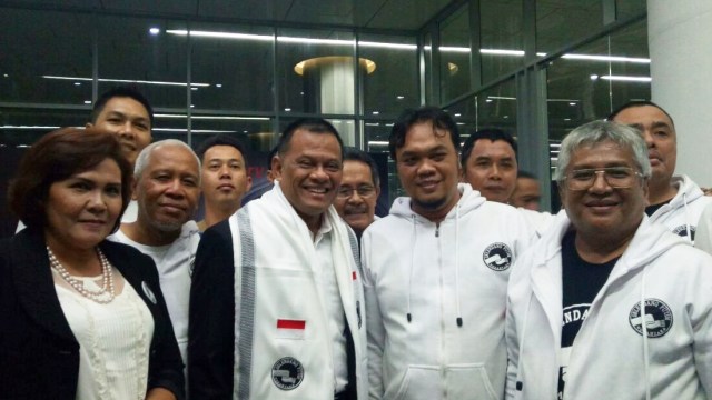 Gatot Nurmantyo dan relawannya (Foto: Prabarini Kartika/kumparan)