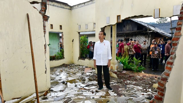 Presiden kunjungi pengungsi gempa Banjarnegara. (Foto: dok. Agus Suparto - Presidential Palace)