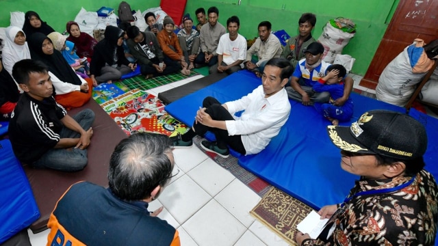 Presiden kunjungi pengungsi gempa Banjarnegara. (Foto: dok. Agus Suparto - Presidential Palace)
