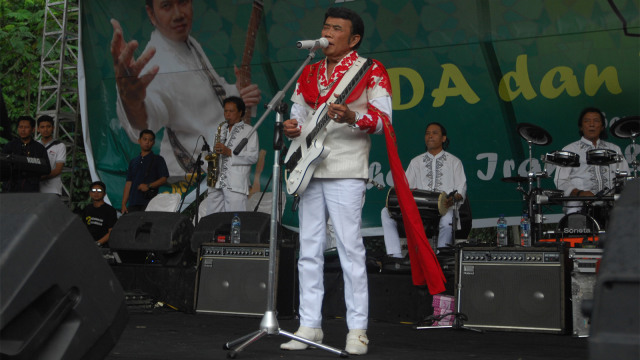 Rhoma Irama bersama Soneta saat Konser. (Foto: ANTARA FOTO/Anis Efizudin)