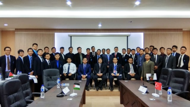 Mahasantri Gontor Mencoba Jadi Diplomat Sehari