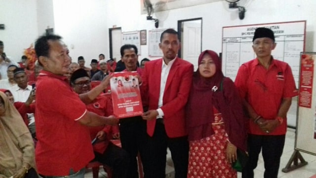 Didampingi Ratusan Pendukungnya Maman Kardiman Warga Bobos Daftar Caleg 2019 Melalui PDI Perjuangan