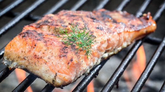 Memanggang salmon 1 (Foto: Thinkstock)