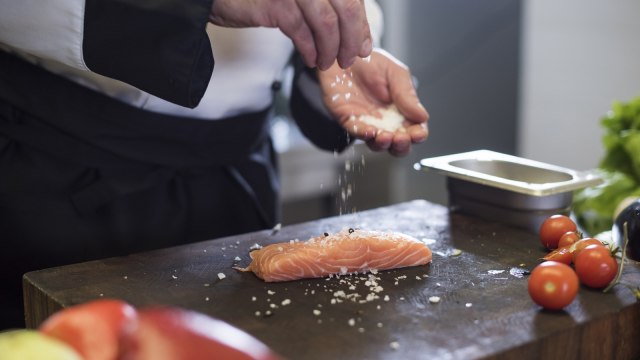 Menabur garam di atas salmon (Foto: Thinkstock)