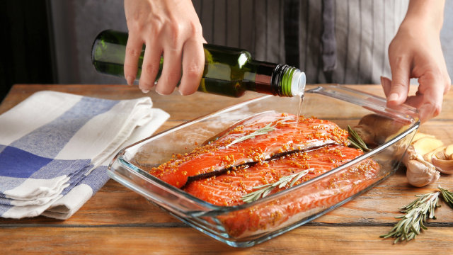 Memberi bumbu pada salmon. (Foto: Thinkstock)