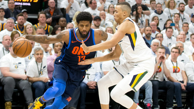 Paul George diadang pemain Jazz. (Foto: Russ Isabella-USA TODAY Sports via Reuters)