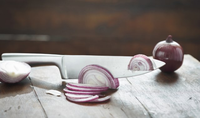 Ilustrasi mengiris bawang (Foto: Thinkstock)