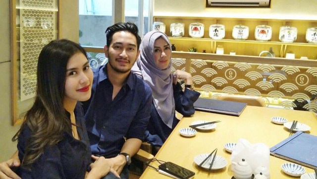 Syahnaz bersama suami dan ibundanya. (Foto: Instagram @syahnazs)