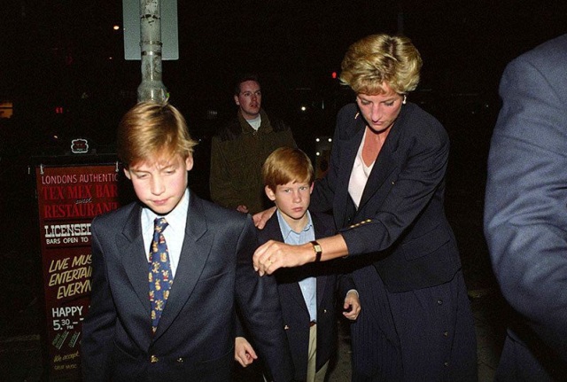 9 October 1993, kompak dalam setelan hitam. (Foto: princessdianaforever.com)