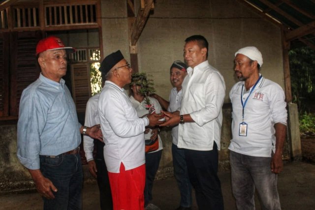 Kepada Kang Hasan, Komunitas Di Depok Titipkan Bonsai Untuk Jokowi