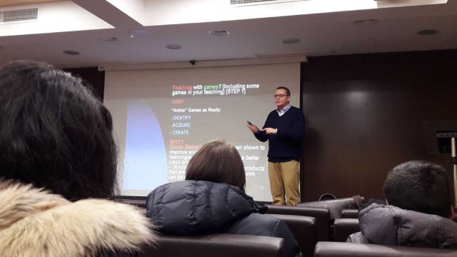 Simone Bregni mengajar kelas Bahasa Italia. (Foto: Saint Louis University)