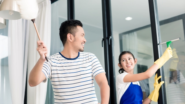 Suami istri membersihkan rumah bersama.  (Foto: Thinkstock)