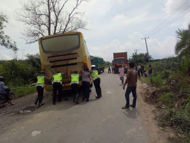 Polantas Polres Mesuji Dorong Mobil Mogok Di Jalintim