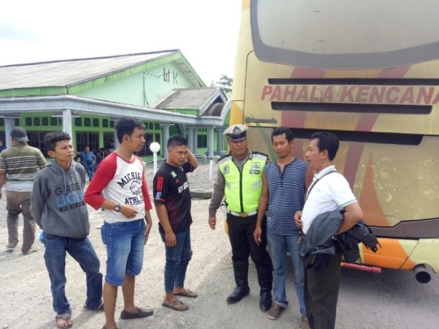 Polantas Polres Mesuji Dorong Mobil Mogok Di Jalintim (1)