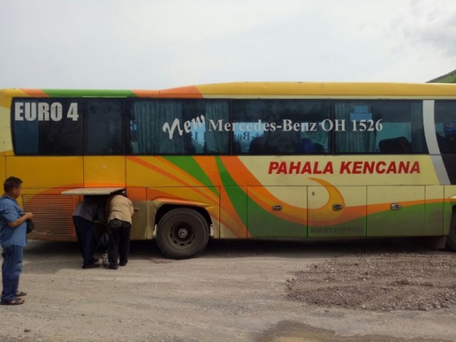 Polantas Polres Mesuji Dorong Mobil Mogok Di Jalintim (2)