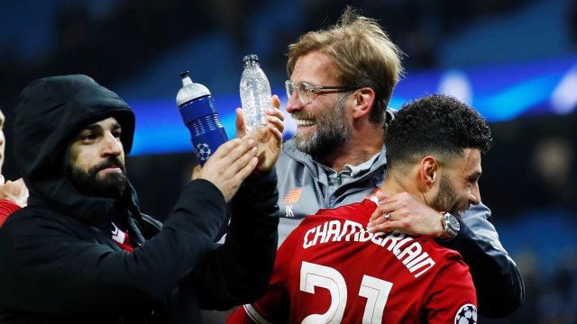Selebrasi Salah, Klopp, dan Chamberlain. (Foto: Reuters/Jason Cairnduff)