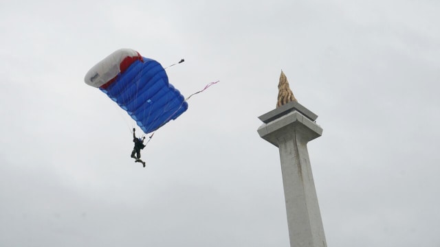 Aksi terjun payung di apel bersama Hari Kartini. (Foto: Jamal Ramadhan/kumparan)