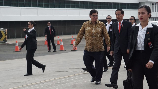 Jokowi dikawal paspampres wanita. (Foto: Fitra Andrianto/kumparan)
