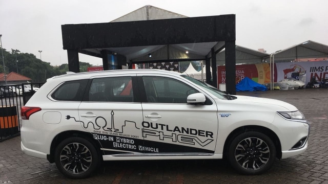 Outlander PHEV (Foto: Alfons Hartanto/kumparanOTO)