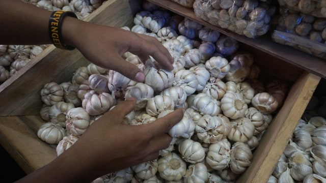 Pedagang bawang putih di Pasar Induk Kramat Jati. (Foto: Fanny Kusumawardhani/kumparan)