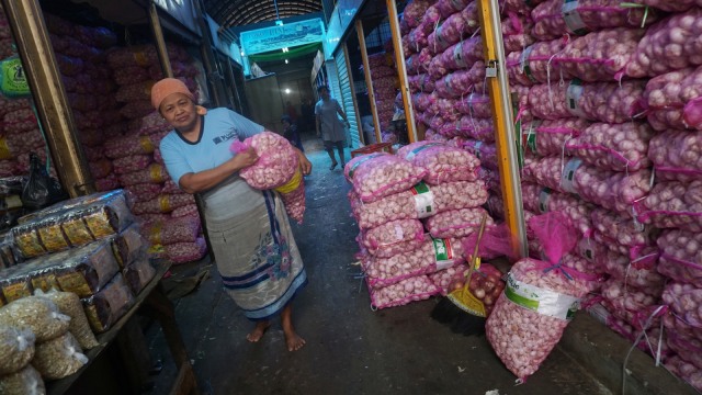 Pedagang bawang putih di Pasar Induk Kramat Jati. (Foto: Fanny Kusumawardhani/kumparan)