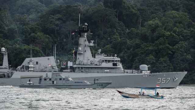 KRI Bung Tomo di Cilacap. (Foto: Antara/Idhad Zakaria)