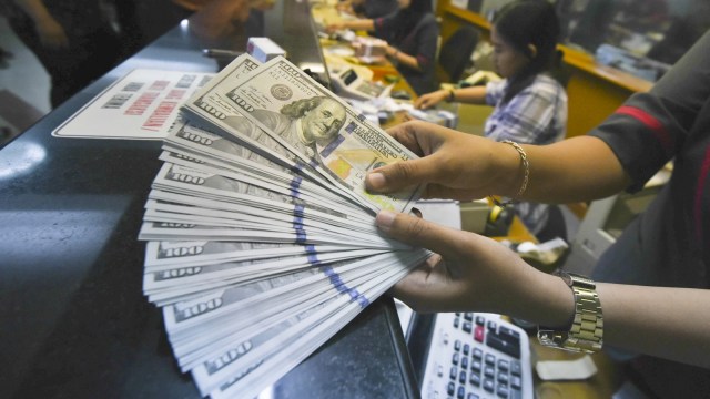 Rupiah melemah terhadap dolar. (Foto: Antara/Hafiz Mubarak)