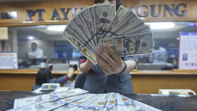 Rupiah melemah terhadap dolar. (Foto: Antara/Hafiz Mubarak)